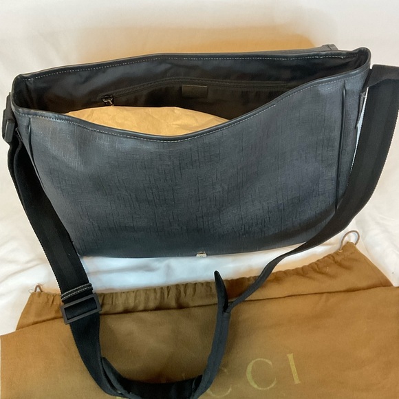Gucci Messenger bag with flap. Excellent condition. - Picture 9 of 10